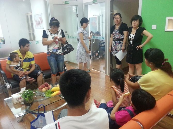 兒童家長們在濟南經七路助聽器驗配中心