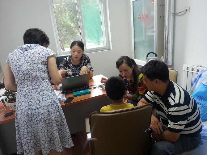 驗配師們在為孩子選配助聽器