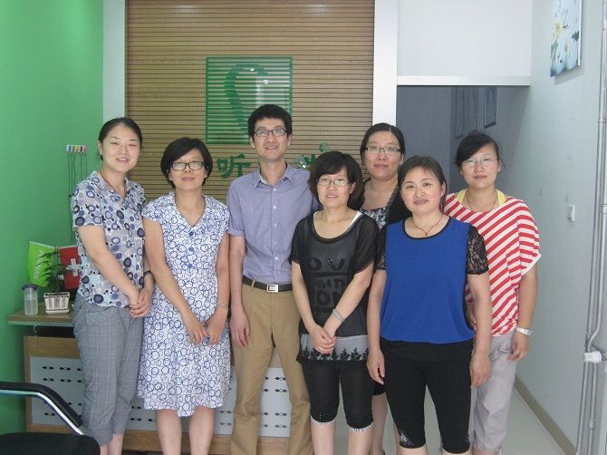 濟南兒童聽力康復指導會參會驗配師、助聽器廠家代表合影