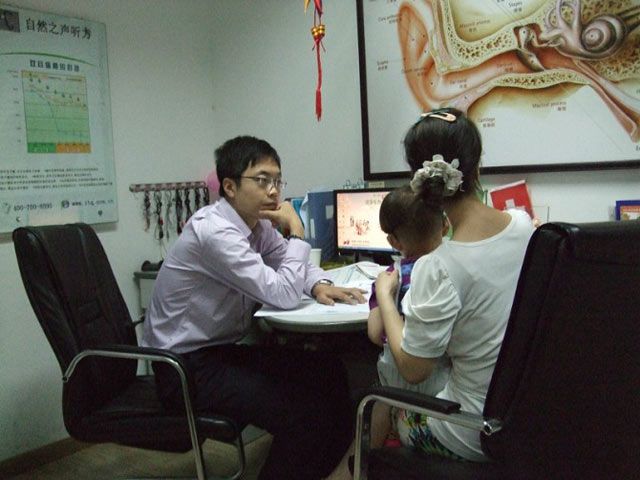 峰力專家姚文奇老師在給孩子驗配助聽器