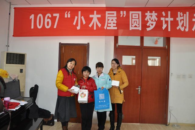 自然之聲石家莊驗配中心驗配師與聽損學生合影